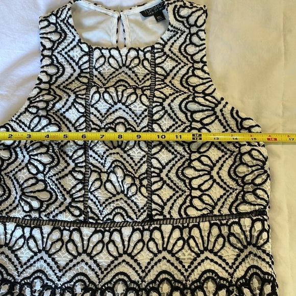 TOPSHOP |Embroidered |Textured|Fit & Flare| Sleeveless |Top |Black/White |Size 4 - Picture 12 of 13